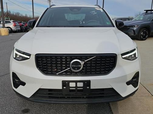 2025 Volvo XC40 B5 Plus Dark Theme
