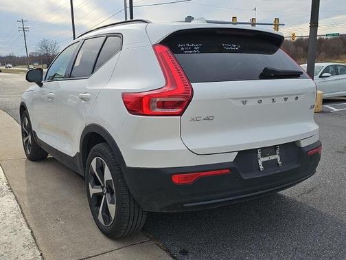 2025 Volvo XC40 B5 Plus Dark Theme