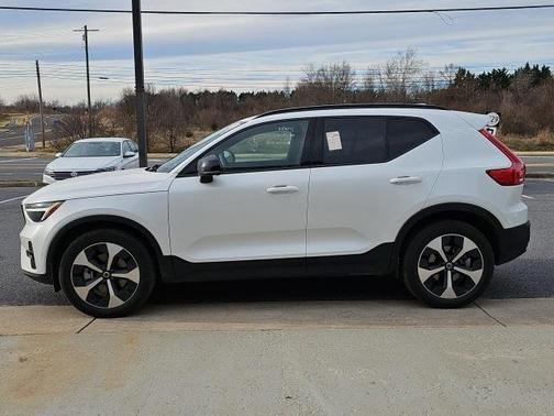 2025 Volvo XC40 B5 Plus Dark Theme