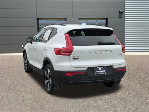 2025 Volvo XC40 B5 Plus Dark Theme