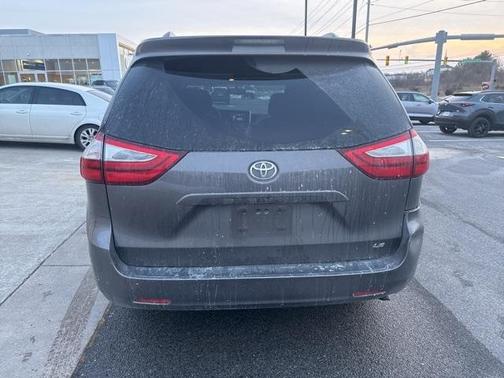 2017 Toyota Sienna LE