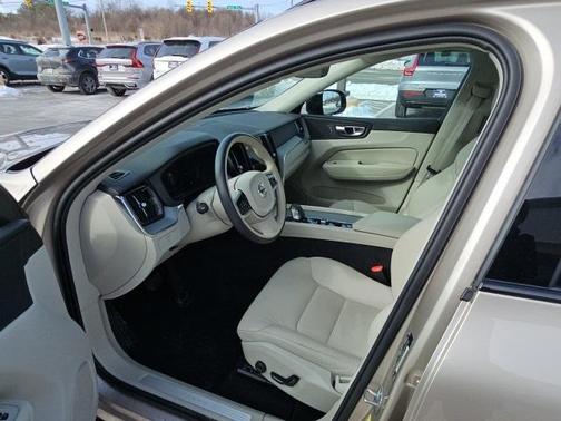 2024 Volvo XC60 B5 Plus Dark Theme