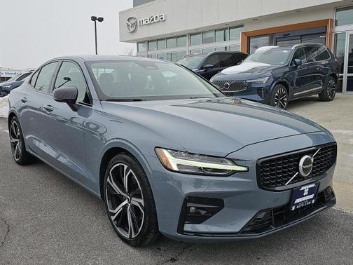 2024 Volvo S60 B5 Core Dark Theme