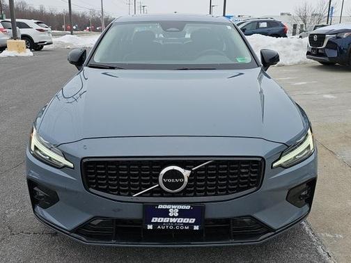 2024 Volvo S60 B5 Core Dark Theme