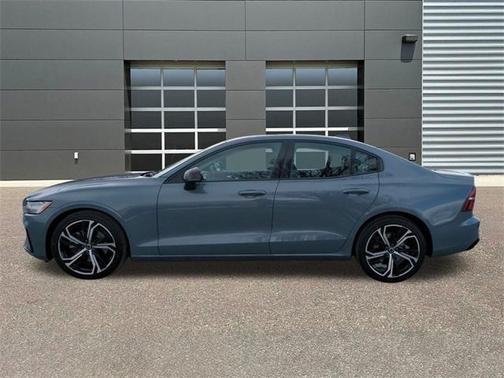 2024 Volvo S60 B5 Core Dark Theme