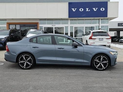 2024 Volvo S60 B5 Core Dark Theme