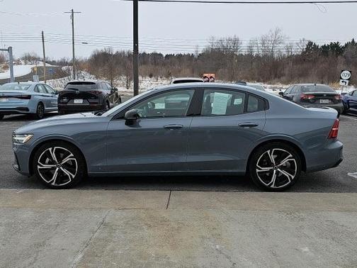 2024 Volvo S60 B5 Core Dark Theme