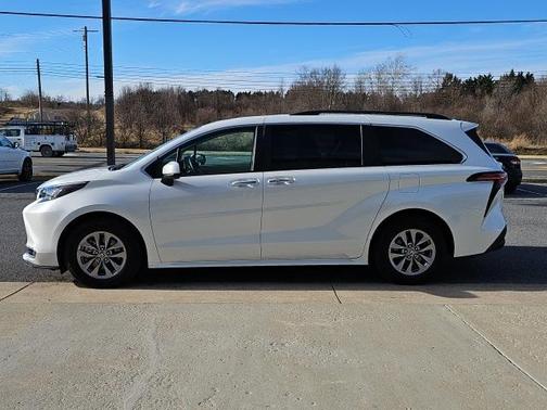 2022 Toyota Sienna XLE