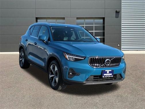 2025 Volvo XC40 B5 Plus Bright Theme