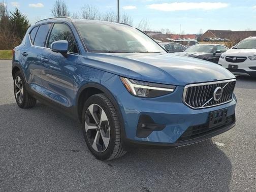 2025 Volvo XC40 B5 Plus Bright Theme