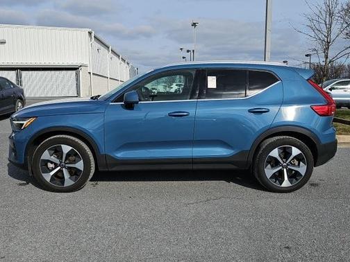 2025 Volvo XC40 B5 Plus Bright Theme