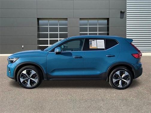 2025 Volvo XC40 B5 Plus Bright Theme