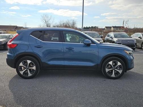 2025 Volvo XC40 B5 Plus Bright Theme