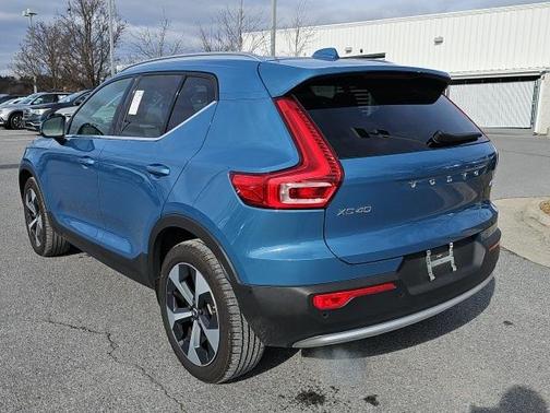 2025 Volvo XC40 B5 Plus Bright Theme