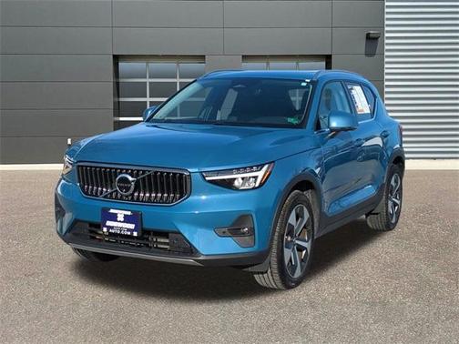 2025 Volvo XC40 B5 Plus Bright Theme