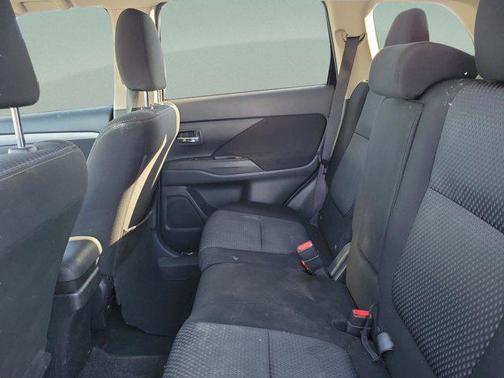 Labrador Black Metallic 2018 Mitsubishi Outlander SE