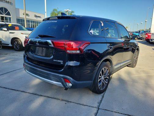 Labrador Black Metallic 2018 Mitsubishi Outlander SE