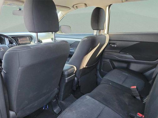 Labrador Black Metallic 2018 Mitsubishi Outlander SE