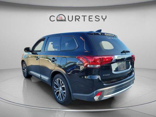Labrador Black Metallic 2018 Mitsubishi Outlander SE