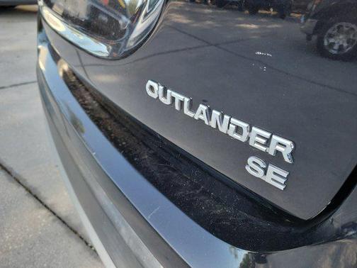 Labrador Black Metallic 2018 Mitsubishi Outlander SE