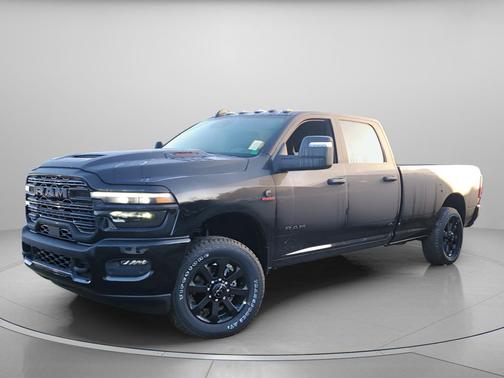 Diamond Black Crystal Pearlcoat 2026 RAM 2500 Laramie Crew Cab 4x4 8' Box