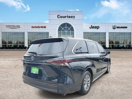 2023 Toyota Sienna LE