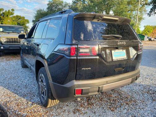 Diamond Black Crystal Pearlcoat 2026 Jeep Cherokee Laredo 4x4