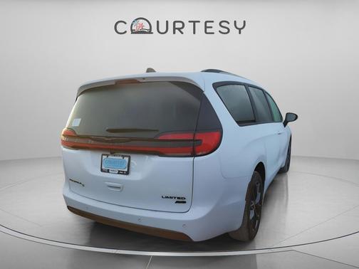 Bright White Clearcoat 2026 Chrysler Pacifica Limited