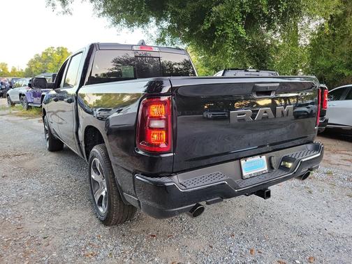 Diamond Black Crystal Pearlcoat 2026 RAM 1500 Express