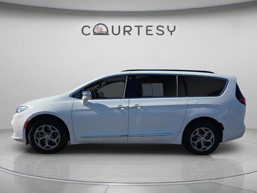 Bright White Clearcoat 2022 Chrysler Pacifica Limited