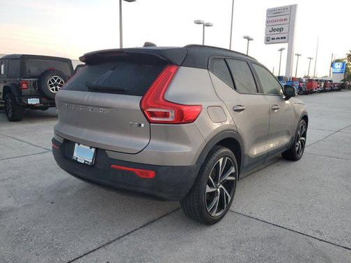 2022 Volvo XC40 T5 R-Design