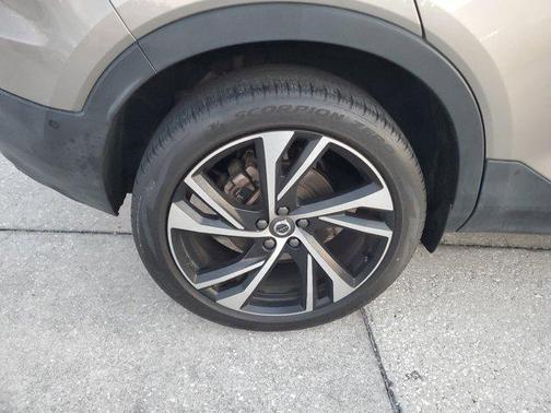 2022 Volvo XC40 T5 R-Design