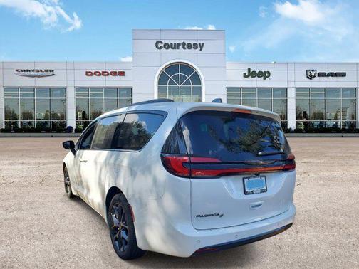 2026 Chrysler Pacifica L