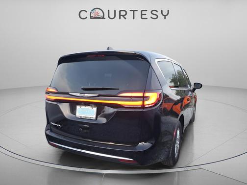 Diamond Black Crystal Pearlcoat 2026 Chrysler Pacifica L