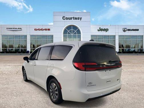 2025 Chrysler Pacifica Hybrid Select