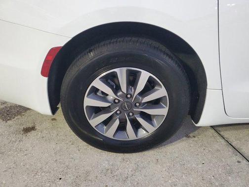 2025 Chrysler Pacifica Hybrid Select