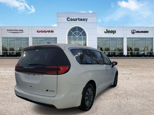 2025 Chrysler Pacifica Hybrid Select