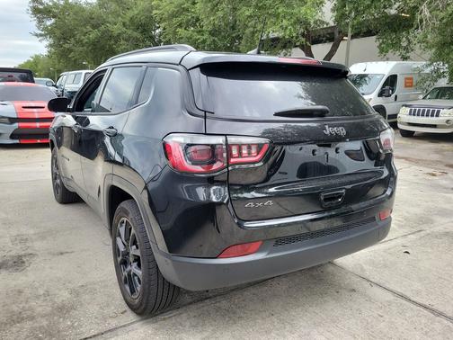 Diamond Black Crystal Pearlcoat 2024 Jeep Compass Latitude