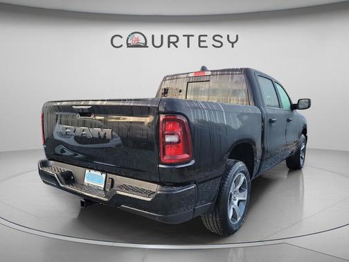 Diamond Black Crystal Pearlcoat 2026 RAM 1500 Express