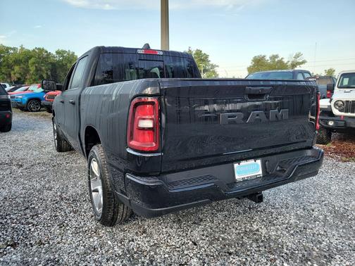 Diamond Black Crystal Pearlcoat 2026 RAM 1500 Express