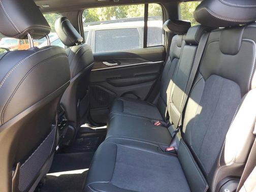 Diamond Black Crystal Pearlcoat 2026 Jeep Grand Cherokee Altitude