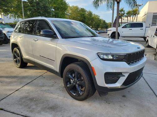 Silver Zynith 2025 Jeep Grand Cherokee Altitude