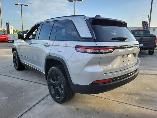Silver Zynith 2025 Jeep Grand Cherokee Altitude
