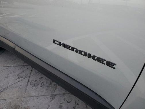 Silver Zynith Clearcoat 2026 Jeep Cherokee Overland