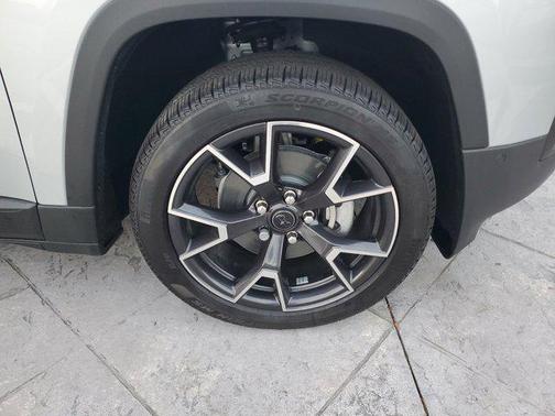 Silver Zynith Clearcoat 2026 Jeep Cherokee Overland