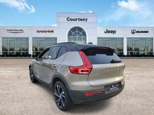 2022 Volvo XC40 T5 R-Design