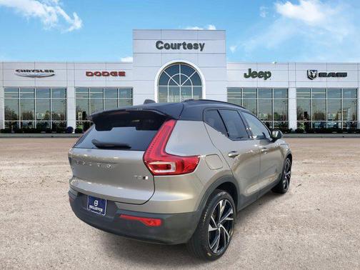 2022 Volvo XC40 T5 R-Design