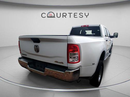 Bright White Clearcoat 2024 RAM 3500 Big Horn Crew Cab 4x4 8' Box