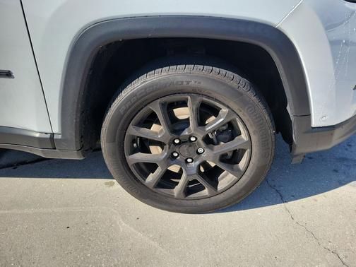 Bright White Clearcoat 2024 Jeep Compass Latitude