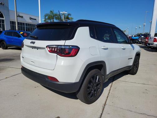 Bright White Clearcoat 2024 Jeep Compass Latitude